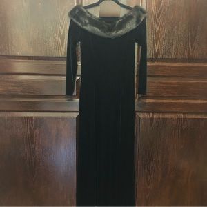 CACHET Black stretch velvet with black brown colored fur collar